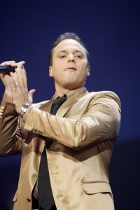 04-02-2006 SHOWBIZZ; DE MOOISTE LACH VAN NEDERLAND VEROVERT HET VLAAMSE LAND. Frans Bauer verovert het Vlaamse Land met de mooiste lach en liedjes van Nederland. Meer dan 60.000 Vlamingen gaan in 4 dagen tijd genieten van onze Frans en al zijn hits in het Sportpaleis van Antwerpen. De eerste avond ging het dak van het inmense Sportpaleis er bijna vanaf, iedereen ging met een lach naar huis gewapend met Frans Bauer parfum, pet, aansteker, cd of dvd, vlag of met een complete dekbedovertrek. De volgende dag sierde Frans alle voorpagina\'s van de belangrijkste Belgische kranten, de hele Frans Bauer story begint weer opnieuw maar dan in het Belgische. 
foto: Albert den Iseger.
