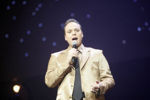 04-02-2006 SHOWBIZZ; DE MOOISTE LACH VAN NEDERLAND VEROVERT HET VLAAMSE LAND. Frans Bauer verovert het Vlaamse Land met de mooiste lach en liedjes van Nederland. Meer dan 60.000 Vlamingen gaan in 4 dagen tijd genieten van onze Frans en al zijn hits in het Sportpaleis van Antwerpen. De eerste avond ging het dak van het inmense Sportpaleis er bijna vanaf, iedereen ging met een lach naar huis gewapend met Frans Bauer parfum, pet, aansteker, cd of dvd, vlag of met een complete dekbedovertrek. De volgende dag sierde Frans alle voorpagina\'s van de belangrijkste Belgische kranten, de hele Frans Bauer story begint weer opnieuw maar dan in het Belgische. 
foto: Albert den Iseger.