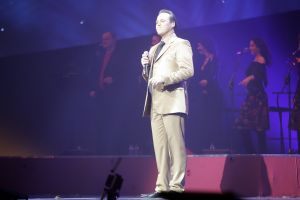 04-02-2006 SHOWBIZZ; DE MOOISTE LACH VAN NEDERLAND VEROVERT HET VLAAMSE LAND. Frans Bauer verovert het Vlaamse Land met de mooiste lach en liedjes van Nederland. Meer dan 60.000 Vlamingen gaan in 4 dagen tijd genieten van onze Frans en al zijn hits in het Sportpaleis van Antwerpen. De eerste avond ging het dak van het inmense Sportpaleis er bijna vanaf, iedereen ging met een lach naar huis gewapend met Frans Bauer parfum, pet, aansteker, cd of dvd, vlag of met een complete dekbedovertrek. De volgende dag sierde Frans alle voorpagina\'s van de belangrijkste Belgische kranten, de hele Frans Bauer story begint weer opnieuw maar dan in het Belgische. 
foto: Albert den Iseger.