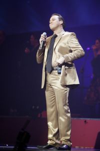 04-02-2006 SHOWBIZZ; DE MOOISTE LACH VAN NEDERLAND VEROVERT HET VLAAMSE LAND. Frans Bauer verovert het Vlaamse Land met de mooiste lach en liedjes van Nederland. Meer dan 60.000 Vlamingen gaan in 4 dagen tijd genieten van onze Frans en al zijn hits in het Sportpaleis van Antwerpen. De eerste avond ging het dak van het inmense Sportpaleis er bijna vanaf, iedereen ging met een lach naar huis gewapend met Frans Bauer parfum, pet, aansteker, cd of dvd, vlag of met een complete dekbedovertrek. De volgende dag sierde Frans alle voorpagina\'s van de belangrijkste Belgische kranten, de hele Frans Bauer story begint weer opnieuw maar dan in het Belgische. 
foto: Albert den Iseger.