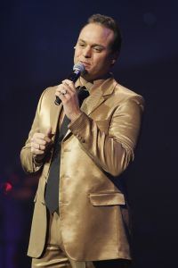 04-02-2006 SHOWBIZZ; DE MOOISTE LACH VAN NEDERLAND VEROVERT HET VLAAMSE LAND. Frans Bauer verovert het Vlaamse Land met de mooiste lach en liedjes van Nederland. Meer dan 60.000 Vlamingen gaan in 4 dagen tijd genieten van onze Frans en al zijn hits in het Sportpaleis van Antwerpen. De eerste avond ging het dak van het inmense Sportpaleis er bijna vanaf, iedereen ging met een lach naar huis gewapend met Frans Bauer parfum, pet, aansteker, cd of dvd, vlag of met een complete dekbedovertrek. De volgende dag sierde Frans alle voorpagina\'s van de belangrijkste Belgische kranten, de hele Frans Bauer story begint weer opnieuw maar dan in het Belgische. 
foto: Albert den Iseger.