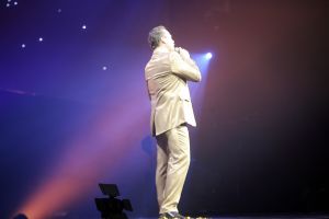04-02-2006 SHOWBIZZ; DE MOOISTE LACH VAN NEDERLAND VEROVERT HET VLAAMSE LAND. Frans Bauer verovert het Vlaamse Land met de mooiste lach en liedjes van Nederland. Meer dan 60.000 Vlamingen gaan in 4 dagen tijd genieten van onze Frans en al zijn hits in het Sportpaleis van Antwerpen. De eerste avond ging het dak van het inmense Sportpaleis er bijna vanaf, iedereen ging met een lach naar huis gewapend met Frans Bauer parfum, pet, aansteker, cd of dvd, vlag of met een complete dekbedovertrek. De volgende dag sierde Frans alle voorpagina\'s van de belangrijkste Belgische kranten, de hele Frans Bauer story begint weer opnieuw maar dan in het Belgische. 
foto: Albert den Iseger.
