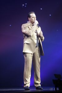 04-02-2006 SHOWBIZZ; DE MOOISTE LACH VAN NEDERLAND VEROVERT HET VLAAMSE LAND. Frans Bauer verovert het Vlaamse Land met de mooiste lach en liedjes van Nederland. Meer dan 60.000 Vlamingen gaan in 4 dagen tijd genieten van onze Frans en al zijn hits in het Sportpaleis van Antwerpen. De eerste avond ging het dak van het inmense Sportpaleis er bijna vanaf, iedereen ging met een lach naar huis gewapend met Frans Bauer parfum, pet, aansteker, cd of dvd, vlag of met een complete dekbedovertrek. De volgende dag sierde Frans alle voorpagina\'s van de belangrijkste Belgische kranten, de hele Frans Bauer story begint weer opnieuw maar dan in het Belgische. 
foto: Albert den Iseger.