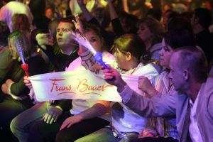 04-02-2006 SHOWBIZZ; DE MOOISTE LACH VAN NEDERLAND VEROVERT HET VLAAMSE LAND. Frans Bauer verovert het Vlaamse Land met de mooiste lach en liedjes van Nederland. Meer dan 60.000 Vlamingen gaan in 4 dagen tijd genieten van onze Frans en al zijn hits in het Sportpaleis van Antwerpen. De eerste avond ging het dak van het inmense Sportpaleis er bijna vanaf, iedereen ging met een lach naar huis gewapend met Frans Bauer parfum, pet, aansteker, cd of dvd, vlag of met een complete dekbedovertrek. De volgende dag sierde Frans alle voorpagina\'s van de belangrijkste Belgische kranten, de hele Frans Bauer story begint weer opnieuw maar dan in het Belgische. 
foto: Albert den Iseger.