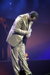 04-02-2006 SHOWBIZZ; DE MOOISTE LACH VAN NEDERLAND VEROVERT HET VLAAMSE LAND. Frans Bauer verovert het Vlaamse Land met de mooiste lach en liedjes van Nederland. Meer dan 60.000 Vlamingen gaan in 4 dagen tijd genieten van onze Frans en al zijn hits in het Sportpaleis van Antwerpen. De eerste avond ging het dak van het inmense Sportpaleis er bijna vanaf, iedereen ging met een lach naar huis gewapend met Frans Bauer parfum, pet, aansteker, cd of dvd, vlag of met een complete dekbedovertrek. De volgende dag sierde Frans alle voorpagina\'s van de belangrijkste Belgische kranten, de hele Frans Bauer story begint weer opnieuw maar dan in het Belgische. 
foto: Albert den Iseger.