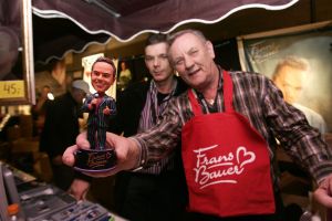 04-02-2006 SHOWBIZZ; DE MOOISTE LACH VAN NEDERLAND VEROVERT HET VLAAMSE LAND. Frans Bauer verovert het Vlaamse Land met de mooiste lach en liedjes van Nederland. Meer dan 60.000 Vlamingen gaan in 4 dagen tijd genieten van onze Frans en al zijn hits in het Sportpaleis van Antwerpen. De eerste avond ging het dak van het inmense Sportpaleis er bijna vanaf, iedereen ging met een lach naar huis gewapend met Frans Bauer parfum, pet, aansteker, cd of dvd, vlag of met een complete dekbedovertrek. De volgende dag sierde Frans alle voorpagina\'s van de belangrijkste Belgische kranten, de hele Frans Bauer story begint weer opnieuw maar dan in het Belgische. 
foto: Albert den Iseger.