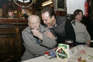 04-02-2006 SHOWBIZZ; DE MOOISTE LACH VAN NEDERLAND VEROVERT HET VLAAMSE LAND. Frans Bauer verovert het Vlaamse Land met de mooiste lach en liedjes van Nederland. Meer dan 60.000 Vlamingen gaan in 4 dagen tijd genieten van onze Frans en al zijn hits in het Sportpaleis van Antwerpen. De eerste avond ging het dak van het inmense Sportpaleis er bijna vanaf, iedereen ging met een lach naar huis gewapend met Frans Bauer parfum, pet, aansteker, cd of dvd, vlag of met een complete dekbedovertrek. De volgende dag sierde Frans alle voorpagina\'s van de belangrijkste Belgische kranten, de hele Frans Bauer story begint weer opnieuw maar dan in het Belgische. 
foto: Albert den Iseger.