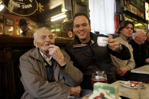 04-02-2006 SHOWBIZZ; DE MOOISTE LACH VAN NEDERLAND VEROVERT HET VLAAMSE LAND. Frans Bauer verovert het Vlaamse Land met de mooiste lach en liedjes van Nederland. Meer dan 60.000 Vlamingen gaan in 4 dagen tijd genieten van onze Frans en al zijn hits in het Sportpaleis van Antwerpen. De eerste avond ging het dak van het inmense Sportpaleis er bijna vanaf, iedereen ging met een lach naar huis gewapend met Frans Bauer parfum, pet, aansteker, cd of dvd, vlag of met een complete dekbedovertrek. De volgende dag sierde Frans alle voorpagina\'s van de belangrijkste Belgische kranten, de hele Frans Bauer story begint weer opnieuw maar dan in het Belgische. 
foto: Albert den Iseger.