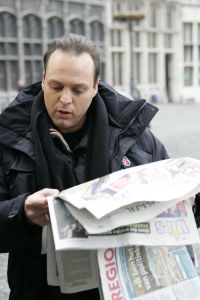 04-02-2006 SHOWBIZZ; DE MOOISTE LACH VAN NEDERLAND VEROVERT HET VLAAMSE LAND. Frans Bauer verovert het Vlaamse Land met de mooiste lach en liedjes van Nederland. Meer dan 60.000 Vlamingen gaan in 4 dagen tijd genieten van onze Frans en al zijn hits in het Sportpaleis van Antwerpen. De eerste avond ging het dak van het inmense Sportpaleis er bijna vanaf, iedereen ging met een lach naar huis gewapend met Frans Bauer parfum, pet, aansteker, cd of dvd, vlag of met een complete dekbedovertrek. De volgende dag sierde Frans alle voorpagina\'s van de belangrijkste Belgische kranten, de hele Frans Bauer story begint weer opnieuw maar dan in het Belgische. 
foto: Albert den Iseger.