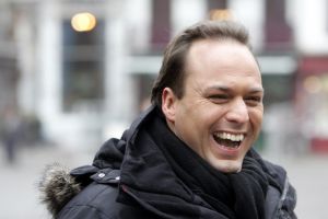 04-02-2006 SHOWBIZZ; DE MOOISTE LACH VAN NEDERLAND VEROVERT HET VLAAMSE LAND. Frans Bauer verovert het Vlaamse Land met de mooiste lach en liedjes van Nederland. Meer dan 60.000 Vlamingen gaan in 4 dagen tijd genieten van onze Frans en al zijn hits in het Sportpaleis van Antwerpen. De eerste avond ging het dak van het inmense Sportpaleis er bijna vanaf, iedereen ging met een lach naar huis gewapend met Frans Bauer parfum, pet, aansteker, cd of dvd, vlag of met een complete dekbedovertrek. De volgende dag sierde Frans alle voorpagina\'s van de belangrijkste Belgische kranten, de hele Frans Bauer story begint weer opnieuw maar dan in het Belgische. 
foto: Albert den Iseger.