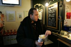 04-02-2006 SHOWBIZZ; DE MOOISTE LACH VAN NEDERLAND VEROVERT HET VLAAMSE LAND. Frans Bauer verovert het Vlaamse Land met de mooiste lach en liedjes van Nederland. Meer dan 60.000 Vlamingen gaan in 4 dagen tijd genieten van onze Frans en al zijn hits in het Sportpaleis van Antwerpen. De eerste avond ging het dak van het inmense Sportpaleis er bijna vanaf, iedereen ging met een lach naar huis gewapend met Frans Bauer parfum, pet, aansteker, cd of dvd, vlag of met een complete dekbedovertrek. De volgende dag sierde Frans alle voorpagina\'s van de belangrijkste Belgische kranten, de hele Frans Bauer story begint weer opnieuw maar dan in het Belgische. 
foto: Albert den Iseger.