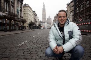 04-02-2006 SHOWBIZZ; DE MOOISTE LACH VAN NEDERLAND VEROVERT HET VLAAMSE LAND. Frans Bauer verovert het Vlaamse Land met de mooiste lach en liedjes van Nederland. Meer dan 60.000 Vlamingen gaan in 4 dagen tijd genieten van onze Frans en al zijn hits in het Sportpaleis van Antwerpen. De eerste avond ging het dak van het inmense Sportpaleis er bijna vanaf, iedereen ging met een lach naar huis gewapend met Frans Bauer parfum, pet, aansteker, cd of dvd, vlag of met een complete dekbedovertrek. De volgende dag sierde Frans alle voorpagina\'s van de belangrijkste Belgische kranten, de hele Frans Bauer story begint weer opnieuw maar dan in het Belgische. 
foto: Albert den Iseger.