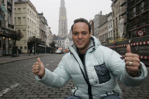 04-02-2006 SHOWBIZZ; DE MOOISTE LACH VAN NEDERLAND VEROVERT HET VLAAMSE LAND. Frans Bauer verovert het Vlaamse Land met de mooiste lach en liedjes van Nederland. Meer dan 60.000 Vlamingen gaan in 4 dagen tijd genieten van onze Frans en al zijn hits in het Sportpaleis van Antwerpen. De eerste avond ging het dak van het inmense Sportpaleis er bijna vanaf, iedereen ging met een lach naar huis gewapend met Frans Bauer parfum, pet, aansteker, cd of dvd, vlag of met een complete dekbedovertrek. De volgende dag sierde Frans alle voorpagina\'s van de belangrijkste Belgische kranten, de hele Frans Bauer story begint weer opnieuw maar dan in het Belgische. 
foto: Albert den Iseger.