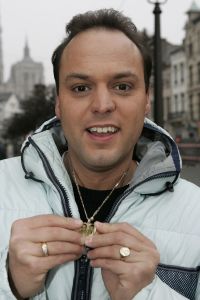04-02-2006 SHOWBIZZ; DE MOOISTE LACH VAN NEDERLAND VEROVERT HET VLAAMSE LAND. Frans Bauer verovert het Vlaamse Land met de mooiste lach en liedjes van Nederland. Meer dan 60.000 Vlamingen gaan in 4 dagen tijd genieten van onze Frans en al zijn hits in het Sportpaleis van Antwerpen. De eerste avond ging het dak van het inmense Sportpaleis er bijna vanaf, iedereen ging met een lach naar huis gewapend met Frans Bauer parfum, pet, aansteker, cd of dvd, vlag of met een complete dekbedovertrek. De volgende dag sierde Frans alle voorpagina\'s van de belangrijkste Belgische kranten, de hele Frans Bauer story begint weer opnieuw maar dan in het Belgische. 
foto: Albert den Iseger.