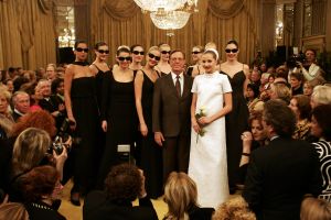 14-03-2006 SHOWBIZZ; FRANS MOLENAAR PRESENTEERDE IN HET AMSTEL HOTEL ZIJN ZOMERCOLLECTIE 2006. De champagne vloeide rijkelijk, de modellen showde weer prachtige opmerkelijke creaties van Frans zijn hand en na de show ontbrak de traditie niet het overheerlijke bitterballetje.
foto: Albert den Iseger.
