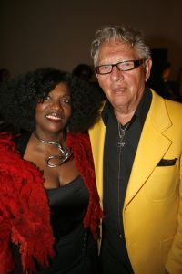 08-03-2006 SHOWBIZZ; MONIQUE COLLIGNON SHOWT HAAR ZOMERCOLLECTIE IN ART GALLERY TAETS TE ZAANDAM. Het regende, het stormde maar binnen was het meer dan lente. Monique en haar team verzorgde een prachtige zomerse modeshow in een bijzondere lokatie.Er waren vele bekenden gasten die onder het genot van een heerlijke champagne en sushi genoten van de meest uiteenlopende zomer creaties van Monique Collignon.
foto: Albert den Iseger.