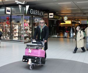 09-02-2006 SHOWBIZZ; GORDON KOMT TERUG VAN VAKANTIE UIT ZUID AFRIKA EN DUBAI. Gordon kwam lekker bruin terug van een heerlijke vakantie eerst in Dubai en daarna een weekje Kaap stad.
foto: Albert den Iseger