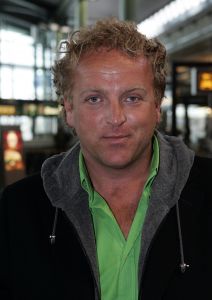 09-02-2006 SHOWBIZZ; GORDON KOMT TERUG VAN VAKANTIE UIT ZUID AFRIKA EN DUBAI. Gordon kwam lekker bruin terug van een heerlijke vakantie eerst in Dubai en daarna een weekje Kaap stad.
foto: Albert den Iseger