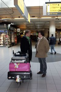 09-02-2006 SHOWBIZZ; GORDON KOMT TERUG VAN VAKANTIE UIT ZUID AFRIKA EN DUBAI. Gordon kwam lekker bruin terug van een heerlijke vakantie eerst in Dubai en daarna een weekje Kaap stad.
foto: Albert den Iseger