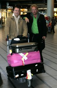 09-02-2006 SHOWBIZZ; GORDON KOMT TERUG VAN VAKANTIE UIT ZUID AFRIKA EN DUBAI. Gordon kwam lekker bruin terug van een heerlijke vakantie eerst in Dubai en daarna een weekje Kaap stad.
foto: Albert den Iseger