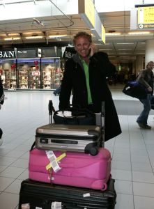 09-02-2006 SHOWBIZZ; GORDON KOMT TERUG VAN VAKANTIE UIT ZUID AFRIKA EN DUBAI. Gordon kwam lekker bruin terug van een heerlijke vakantie eerst in Dubai en daarna een weekje Kaap stad.
foto: Albert den Iseger