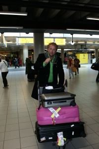 09-02-2006 SHOWBIZZ; GORDON KOMT TERUG VAN VAKANTIE UIT ZUID AFRIKA EN DUBAI. Gordon kwam lekker bruin terug van een heerlijke vakantie eerst in Dubai en daarna een weekje Kaap stad.
foto: Albert den Iseger