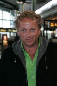 09-02-2006 SHOWBIZZ; GORDON KOMT TERUG VAN VAKANTIE UIT ZUID AFRIKA EN DUBAI. Gordon kwam lekker bruin terug van een heerlijke vakantie eerst in Dubai en daarna een weekje Kaap stad.
foto: Albert den Iseger