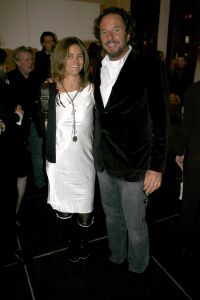08-03-2006 SHOWBIZZ; MONIQUE COLLIGNON SHOWT HAAR ZOMERCOLLECTIE IN ART GALLERY TAETS TE ZAANDAM. Het regende, het stormde maar binnen was het meer dan lente. Monique en haar team verzorgde een prachtige zomerse modeshow in een bijzondere lokatie.Er waren vele bekenden gasten die onder het genot van een heerlijke champagne en sushi genoten van de meest uiteenlopende zomer creaties van Monique Collignon.
foto: Albert den Iseger.