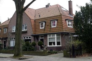 29-03-2006 SHOWBIZZ; MYRNA GOOSSEN WOONT SAMEN MET NIEUWE LIEFDE. Een nieuwe liefde voor Myrna Goossen (43). Het lachebekje heeft na enkele mislukte relaties dan toch haar prins gevonden Marco is zijn naam en komt uit Hilversum. Marco is vader van een kind van 4 jaar uit een eerder huwelijk, zodat Myrna haar kinderwens bij deze direct is vervuld.
foto: Albert den Iseger