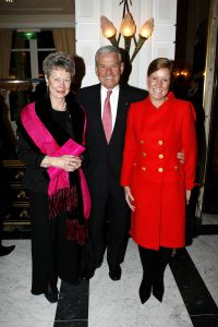 14-03-2006 SHOWBIZZ; FRANS MOLENAAR PRESENTEERDE IN HET AMSTEL HOTEL ZIJN ZOMERCOLLECTIE 2006. De champagne vloeide rijkelijk, de modellen showde weer prachtige opmerkelijke creaties van Frans zijn hand en na de show ontbrak de traditie niet het overheerlijke bitterballetje. 
foto: Albert den Iseger.