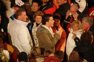 14-03-2006 SHOWBIZZ: TROS MUZIEKSPECTACLE VANUIT DE SNEEUW. Het Oosterrijkse Kirchberg was het decor van alweer een Tros muziekspecial van uit de sneeuw. Met medewerking oa. van Jan Smit-Belle Perez-Thomas Berge_Frans Bauer_Corry Konings en tal van andere Nederlandse sterren was het weer een groots feest. Vanaf woensdag 15 maart op TV. De grootste familie van Nederland deed zijn naam weer eer aan.
foto: Albert den Iseger.