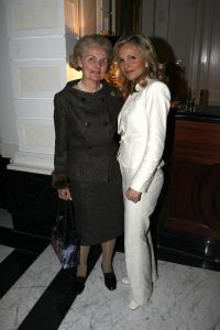 14-03-2006 SHOWBIZZ; FRANS MOLENAAR PRESENTEERDE IN HET AMSTEL HOTEL ZIJN ZOMERCOLLECTIE 2006. De champagne vloeide rijkelijk, de modellen showde weer prachtige opmerkelijke creaties van Frans zijn hand en na de show ontbrak de traditie niet het overheerlijke bitterballetje. 
foto: Albert den Iseger.