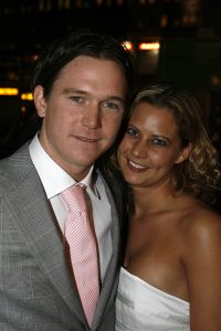 08-03-2006 SHOWBIZZ; PREMIERE VAN DE FILM -  IK OMHELS JE MET DUIZEND ARMEN IN - PATHE ARENA. Prachtige film van Willem van de Sande Baclhuyzen naar het boek van Ronlad Giphart.Bekend Nederland was weer in grote getalen komen opdraven om te gaan genieten van deze werkelijke prachtige film met oa. Carice van Houten - Tijn Docter - Karina Smulders - Catherine ten Bruggencate- Halina Reijn - Johnny de Mol -Tygo Gernandt - Maaike Neuville - Tjebbo Gerritsma - Jaap Spijkers en  Rick Nicolet. 
foto: Albert den Iseger.