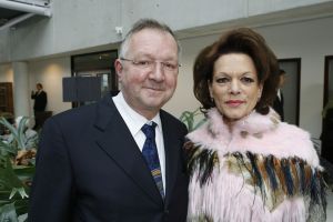05-03-2006 SHOWBIZZ: JAAP RIJNBENDE PRESENTEERD VOORJAARSCOLLECTIE IN UTRECHT: Jaap Rijnbende presenteerde zijn voorjaarscollectie in de hoofdvestiging van Mercedes Benz te Utrecht. Vele bekende uit de radio t.v en Showbizz-wereld genoten van een geweldige show waarin Joke de Kruijf zowel zong als gast model was. Ook Marielle Bastiaanse liep mee als gast model.