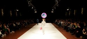 29-03-2006 SHOWBIZZ;  JUDITH OSBORN LONKT NAAR DE JAREN TACHTIG MET HAAR FASHIONSHOW 2006. Judith Osborn presenteerde een wervelende fashion show in de Angel Studio te Amsterdam die deed denken aan de jaren tachtig. Het had de uitstraling van een schoolparty met rollerskatende bubblegum babes en honderden Osborn sales babes meestal gekleed in de populaire juicy couture. Op deze druk bezochte fashion show  waren ook enkele soapies en tv bekenden. Judith lanceerde ook enkele gestylde stadsauto\'s vol met bling bling en een overdosis met rose en pastel tinten. De wereld van voetloze panty\'s, panterprints en shirtjurkjes was meer dan happy met de show van Judith Osborn.
foto: Albert den Iseger
