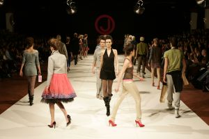 29-03-2006 SHOWBIZZ;  JUDITH OSBORN LONKT NAAR DE JAREN TACHTIG MET HAAR FASHIONSHOW 2006. Judith Osborn presenteerde een wervelende fashion show in de Angel Studio te Amsterdam die deed denken aan de jaren tachtig. Het had de uitstraling van een schoolparty met rollerskatende bubblegum babes en honderden Osborn sales babes meestal gekleed in de populaire juicy couture. Op deze druk bezochte fashion show  waren ook enkele soapies en tv bekenden. Judith lanceerde ook enkele gestylde stadsauto\'s vol met bling bling en een overdosis met rose en pastel tinten. De wereld van voetloze panty\'s, panterprints en shirtjurkjes was meer dan happy met de show van Judith Osborn.
foto: Albert den Iseger