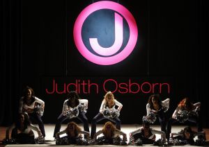 29-03-2006 SHOWBIZZ;  JUDITH OSBORN LONKT NAAR DE JAREN TACHTIG MET HAAR FASHIONSHOW 2006. Judith Osborn presenteerde een wervelende fashion show in de Angel Studio te Amsterdam die deed denken aan de jaren tachtig. Het had de uitstraling van een schoolparty met rollerskatende bubblegum babes en honderden Osborn sales babes meestal gekleed in de populaire juicy couture. Op deze druk bezochte fashion show  waren ook enkele soapies en tv bekenden. Judith lanceerde ook enkele gestylde stadsauto\'s vol met bling bling en een overdosis met rose en pastel tinten. De wereld van voetloze panty\'s, panterprints en shirtjurkjes was meer dan happy met de show van Judith Osborn.
foto: Albert den Iseger