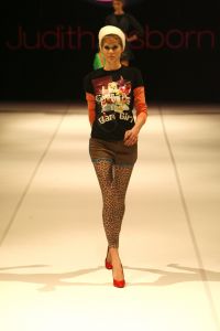 29-03-2006 SHOWBIZZ;  JUDITH OSBORN LONKT NAAR DE JAREN TACHTIG MET HAAR FASHIONSHOW 2006. Judith Osborn presenteerde een wervelende fashion show in de Angel Studio te Amsterdam die deed denken aan de jaren tachtig. Het had de uitstraling van een schoolparty met rollerskatende bubblegum babes en honderden Osborn sales babes meestal gekleed in de populaire juicy couture. Op deze druk bezochte fashion show  waren ook enkele soapies en tv bekenden. Judith lanceerde ook enkele gestylde stadsauto\'s vol met bling bling en een overdosis met rose en pastel tinten. De wereld van voetloze panty\'s, panterprints en shirtjurkjes was meer dan happy met de show van Judith Osborn.
foto: Albert den Iseger
