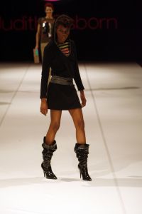 29-03-2006 SHOWBIZZ;  JUDITH OSBORN LONKT NAAR DE JAREN TACHTIG MET HAAR FASHIONSHOW 2006. Judith Osborn presenteerde een wervelende fashion show in de Angel Studio te Amsterdam die deed denken aan de jaren tachtig. Het had de uitstraling van een schoolparty met rollerskatende bubblegum babes en honderden Osborn sales babes meestal gekleed in de populaire juicy couture. Op deze druk bezochte fashion show  waren ook enkele soapies en tv bekenden. Judith lanceerde ook enkele gestylde stadsauto\'s vol met bling bling en een overdosis met rose en pastel tinten. De wereld van voetloze panty\'s, panterprints en shirtjurkjes was meer dan happy met de show van Judith Osborn.
foto: Albert den Iseger