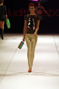 29-03-2006 SHOWBIZZ;  JUDITH OSBORN LONKT NAAR DE JAREN TACHTIG MET HAAR FASHIONSHOW 2006. Judith Osborn presenteerde een wervelende fashion show in de Angel Studio te Amsterdam die deed denken aan de jaren tachtig. Het had de uitstraling van een schoolparty met rollerskatende bubblegum babes en honderden Osborn sales babes meestal gekleed in de populaire juicy couture. Op deze druk bezochte fashion show  waren ook enkele soapies en tv bekenden. Judith lanceerde ook enkele gestylde stadsauto\'s vol met bling bling en een overdosis met rose en pastel tinten. De wereld van voetloze panty\'s, panterprints en shirtjurkjes was meer dan happy met de show van Judith Osborn.
foto: Albert den Iseger