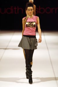 29-03-2006 SHOWBIZZ;  JUDITH OSBORN LONKT NAAR DE JAREN TACHTIG MET HAAR FASHIONSHOW 2006. Judith Osborn presenteerde een wervelende fashion show in de Angel Studio te Amsterdam die deed denken aan de jaren tachtig. Het had de uitstraling van een schoolparty met rollerskatende bubblegum babes en honderden Osborn sales babes meestal gekleed in de populaire juicy couture. Op deze druk bezochte fashion show  waren ook enkele soapies en tv bekenden. Judith lanceerde ook enkele gestylde stadsauto\'s vol met bling bling en een overdosis met rose en pastel tinten. De wereld van voetloze panty\'s, panterprints en shirtjurkjes was meer dan happy met de show van Judith Osborn.
foto: Albert den Iseger