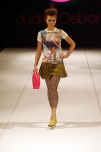 29-03-2006 SHOWBIZZ;  JUDITH OSBORN LONKT NAAR DE JAREN TACHTIG MET HAAR FASHIONSHOW 2006. Judith Osborn presenteerde een wervelende fashion show in de Angel Studio te Amsterdam die deed denken aan de jaren tachtig. Het had de uitstraling van een schoolparty met rollerskatende bubblegum babes en honderden Osborn sales babes meestal gekleed in de populaire juicy couture. Op deze druk bezochte fashion show  waren ook enkele soapies en tv bekenden. Judith lanceerde ook enkele gestylde stadsauto\'s vol met bling bling en een overdosis met rose en pastel tinten. De wereld van voetloze panty\'s, panterprints en shirtjurkjes was meer dan happy met de show van Judith Osborn.
foto: Albert den Iseger