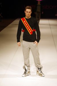 29-03-2006 SHOWBIZZ;  JUDITH OSBORN LONKT NAAR DE JAREN TACHTIG MET HAAR FASHIONSHOW 2006. Judith Osborn presenteerde een wervelende fashion show in de Angel Studio te Amsterdam die deed denken aan de jaren tachtig. Het had de uitstraling van een schoolparty met rollerskatende bubblegum babes en honderden Osborn sales babes meestal gekleed in de populaire juicy couture. Op deze druk bezochte fashion show  waren ook enkele soapies en tv bekenden. Judith lanceerde ook enkele gestylde stadsauto\'s vol met bling bling en een overdosis met rose en pastel tinten. De wereld van voetloze panty\'s, panterprints en shirtjurkjes was meer dan happy met de show van Judith Osborn.
foto: Albert den Iseger