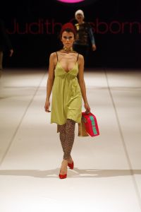 29-03-2006 SHOWBIZZ;  JUDITH OSBORN LONKT NAAR DE JAREN TACHTIG MET HAAR FASHIONSHOW 2006. Judith Osborn presenteerde een wervelende fashion show in de Angel Studio te Amsterdam die deed denken aan de jaren tachtig. Het had de uitstraling van een schoolparty met rollerskatende bubblegum babes en honderden Osborn sales babes meestal gekleed in de populaire juicy couture. Op deze druk bezochte fashion show  waren ook enkele soapies en tv bekenden. Judith lanceerde ook enkele gestylde stadsauto\'s vol met bling bling en een overdosis met rose en pastel tinten. De wereld van voetloze panty\'s, panterprints en shirtjurkjes was meer dan happy met de show van Judith Osborn.
foto: Albert den Iseger