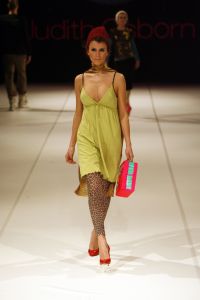 29-03-2006 SHOWBIZZ;  JUDITH OSBORN LONKT NAAR DE JAREN TACHTIG MET HAAR FASHIONSHOW 2006. Judith Osborn presenteerde een wervelende fashion show in de Angel Studio te Amsterdam die deed denken aan de jaren tachtig. Het had de uitstraling van een schoolparty met rollerskatende bubblegum babes en honderden Osborn sales babes meestal gekleed in de populaire juicy couture. Op deze druk bezochte fashion show  waren ook enkele soapies en tv bekenden. Judith lanceerde ook enkele gestylde stadsauto\'s vol met bling bling en een overdosis met rose en pastel tinten. De wereld van voetloze panty\'s, panterprints en shirtjurkjes was meer dan happy met de show van Judith Osborn.
foto: Albert den Iseger