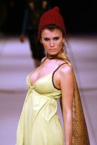 29-03-2006 SHOWBIZZ;  JUDITH OSBORN LONKT NAAR DE JAREN TACHTIG MET HAAR FASHIONSHOW 2006. Judith Osborn presenteerde een wervelende fashion show in de Angel Studio te Amsterdam die deed denken aan de jaren tachtig. Het had de uitstraling van een schoolparty met rollerskatende bubblegum babes en honderden Osborn sales babes meestal gekleed in de populaire juicy couture. Op deze druk bezochte fashion show  waren ook enkele soapies en tv bekenden. Judith lanceerde ook enkele gestylde stadsauto\'s vol met bling bling en een overdosis met rose en pastel tinten. De wereld van voetloze panty\'s, panterprints en shirtjurkjes was meer dan happy met de show van Judith Osborn.
foto: Albert den Iseger