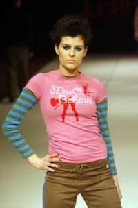29-03-2006 SHOWBIZZ;  JUDITH OSBORN LONKT NAAR DE JAREN TACHTIG MET HAAR FASHIONSHOW 2006. Judith Osborn presenteerde een wervelende fashion show in de Angel Studio te Amsterdam die deed denken aan de jaren tachtig. Het had de uitstraling van een schoolparty met rollerskatende bubblegum babes en honderden Osborn sales babes meestal gekleed in de populaire juicy couture. Op deze druk bezochte fashion show  waren ook enkele soapies en tv bekenden. Judith lanceerde ook enkele gestylde stadsauto\'s vol met bling bling en een overdosis met rose en pastel tinten. De wereld van voetloze panty\'s, panterprints en shirtjurkjes was meer dan happy met de show van Judith Osborn.
foto: Albert den Iseger
