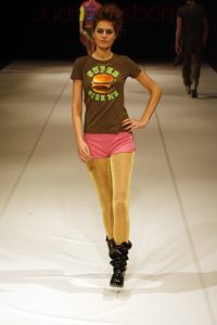 29-03-2006 SHOWBIZZ;  JUDITH OSBORN LONKT NAAR DE JAREN TACHTIG MET HAAR FASHIONSHOW 2006. Judith Osborn presenteerde een wervelende fashion show in de Angel Studio te Amsterdam die deed denken aan de jaren tachtig. Het had de uitstraling van een schoolparty met rollerskatende bubblegum babes en honderden Osborn sales babes meestal gekleed in de populaire juicy couture. Op deze druk bezochte fashion show  waren ook enkele soapies en tv bekenden. Judith lanceerde ook enkele gestylde stadsauto\'s vol met bling bling en een overdosis met rose en pastel tinten. De wereld van voetloze panty\'s, panterprints en shirtjurkjes was meer dan happy met de show van Judith Osborn.
foto: Albert den Iseger