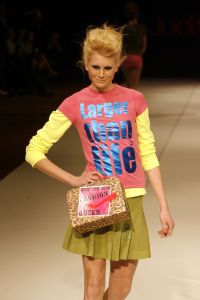 29-03-2006 SHOWBIZZ;  JUDITH OSBORN LONKT NAAR DE JAREN TACHTIG MET HAAR FASHIONSHOW 2006. Judith Osborn presenteerde een wervelende fashion show in de Angel Studio te Amsterdam die deed denken aan de jaren tachtig. Het had de uitstraling van een schoolparty met rollerskatende bubblegum babes en honderden Osborn sales babes meestal gekleed in de populaire juicy couture. Op deze druk bezochte fashion show  waren ook enkele soapies en tv bekenden. Judith lanceerde ook enkele gestylde stadsauto\'s vol met bling bling en een overdosis met rose en pastel tinten. De wereld van voetloze panty\'s, panterprints en shirtjurkjes was meer dan happy met de show van Judith Osborn.
foto: Albert den Iseger