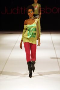 29-03-2006 SHOWBIZZ;  JUDITH OSBORN LONKT NAAR DE JAREN TACHTIG MET HAAR FASHIONSHOW 2006. Judith Osborn presenteerde een wervelende fashion show in de Angel Studio te Amsterdam die deed denken aan de jaren tachtig. Het had de uitstraling van een schoolparty met rollerskatende bubblegum babes en honderden Osborn sales babes meestal gekleed in de populaire juicy couture. Op deze druk bezochte fashion show  waren ook enkele soapies en tv bekenden. Judith lanceerde ook enkele gestylde stadsauto\'s vol met bling bling en een overdosis met rose en pastel tinten. De wereld van voetloze panty\'s, panterprints en shirtjurkjes was meer dan happy met de show van Judith Osborn.
foto: Albert den Iseger